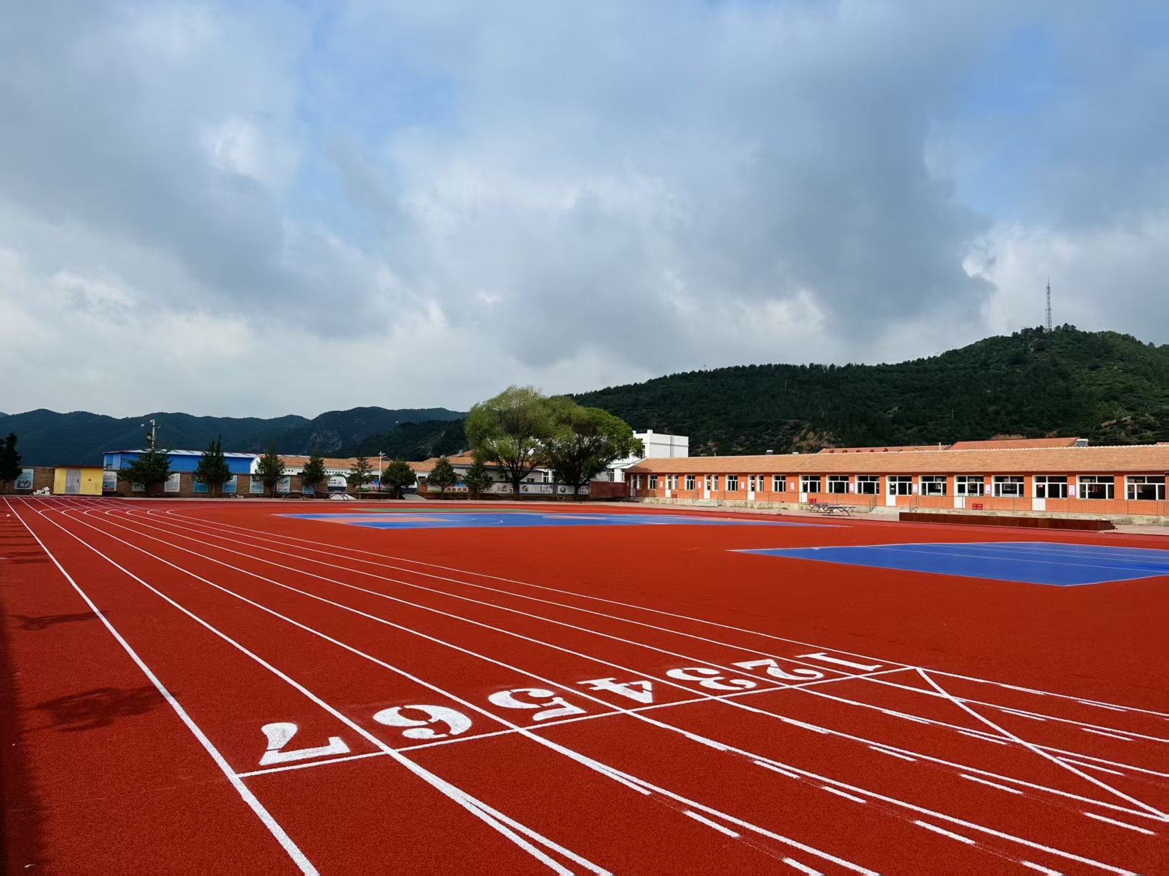 湘潭市自结纹塑胶跑道硅PU球场 - 方案